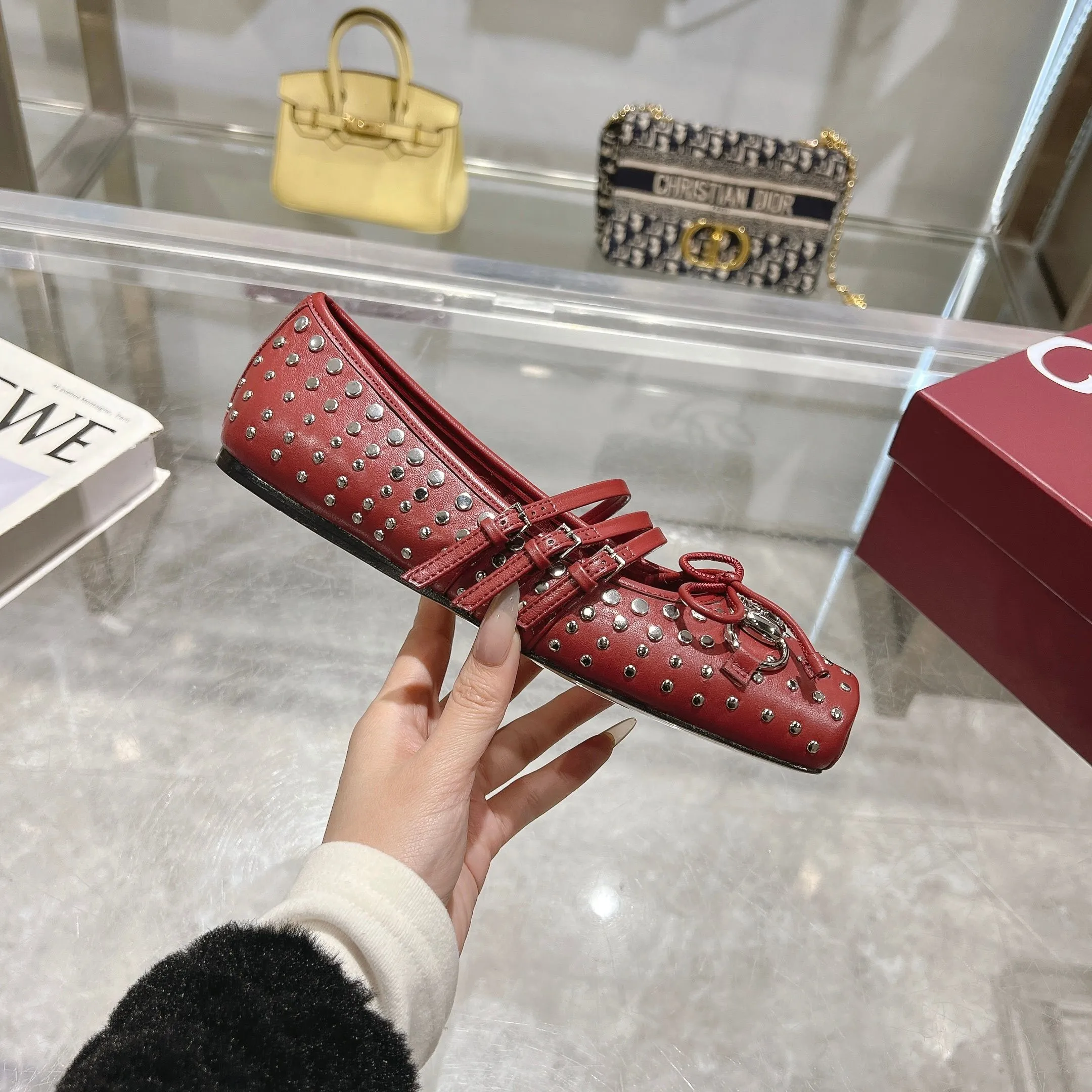 👟👟Ex-factory price 620👟👟 Gucci Horsebit series women's ballet flats. This iconic horsebit ballet flats features a square toe design and elegant bow details, paying tribute to the traditional ballet shoe style. This piece is crafted from Gucci ankh leather and embellished with a light gold-tone horsebit buckle. A 'sacchetto' construction with a soft, padded insole provides a great fit. ✅Size: 35-42 (customized for 40-42) ✅Sole material: Imported Italian genuine leather sole ✅Packaging: Brand new red box packaging